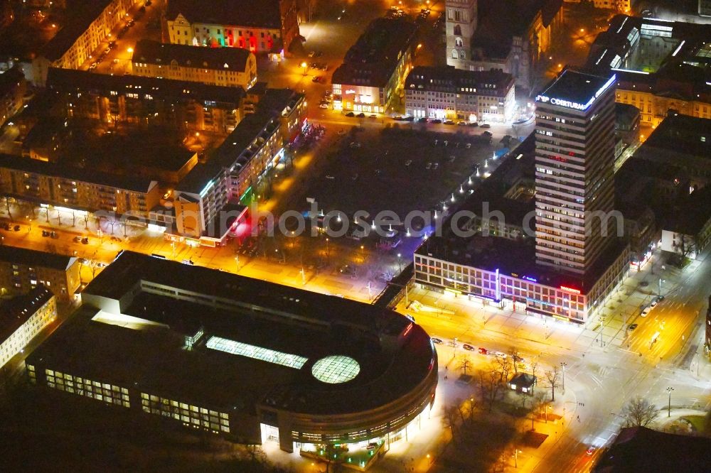 Frankfurt (Oder) at night from the bird perspective: Night lighting Building of the shopping center Lenne-Passagen on Platz of Republik - Karl-Marx-Strasse in Frankfurt (Oder) in the state Brandenburg, Germany