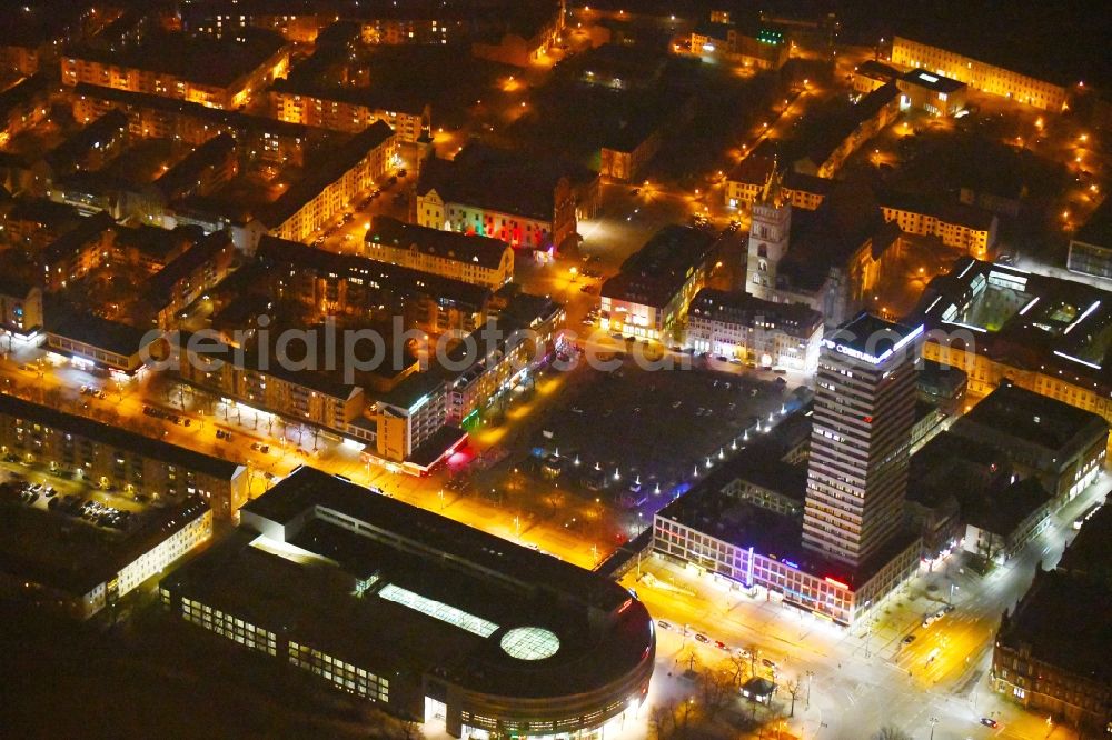 Aerial photograph at night Frankfurt (Oder) - Night lighting Building of the shopping center Lenne-Passagen on Platz of Republik - Karl-Marx-Strasse in Frankfurt (Oder) in the state Brandenburg, Germany