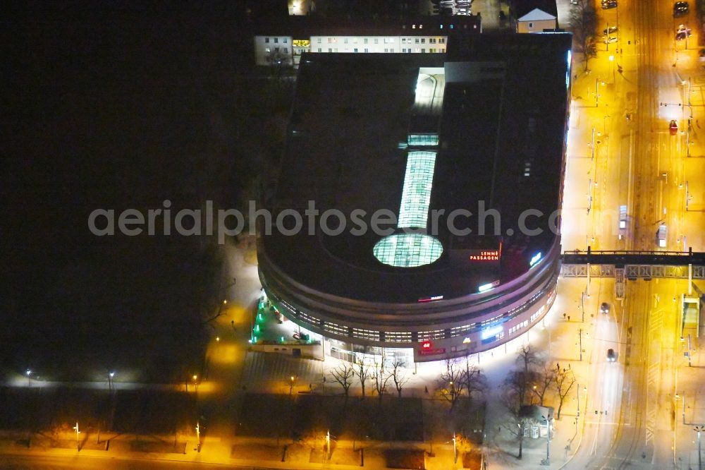 Aerial image at night Frankfurt (Oder) - Night lighting Building of the shopping center Lenne-Passagen on Platz of Republik - Karl-Marx-Strasse in Frankfurt (Oder) in the state Brandenburg, Germany