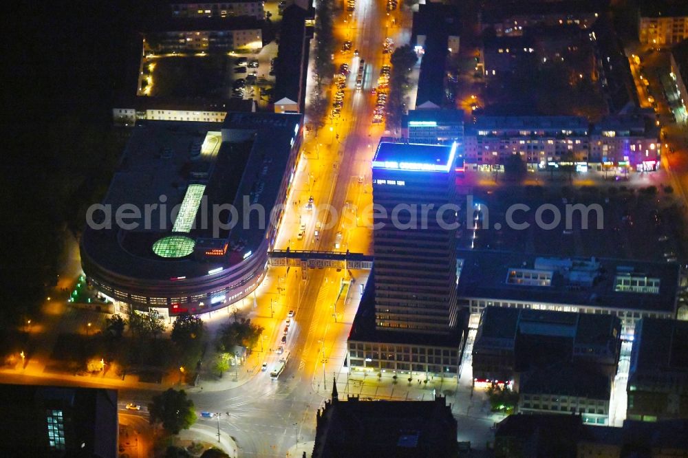 Aerial photograph at night Frankfurt (Oder) - Night lighting Building of the shopping center Lenne-Passagen on Platz of Republik - Karl-Marx-Strasse in Frankfurt (Oder) in the state Brandenburg, Germany