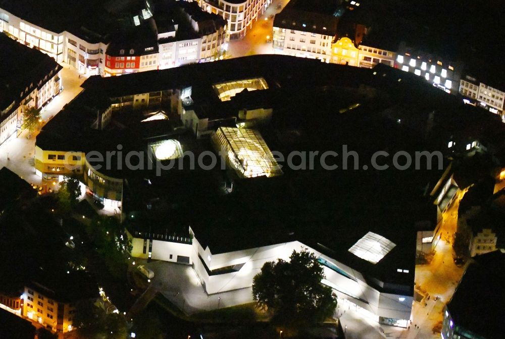 Aerial photograph at night Osnabrück - Night lighting Building of the shopping center L&T Markthalle along the Grossen Strasse in the district Innenstadt in Osnabrueck in the state Lower Saxony, Germany