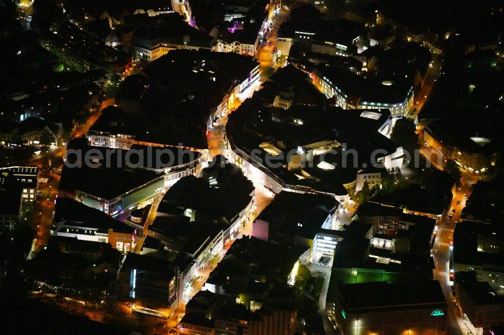 Osnabrück at night from the bird perspective: Night lighting Building of the shopping center L&T Markthalle along the Grossen Strasse in the district Innenstadt in Osnabrueck in the state Lower Saxony, Germany