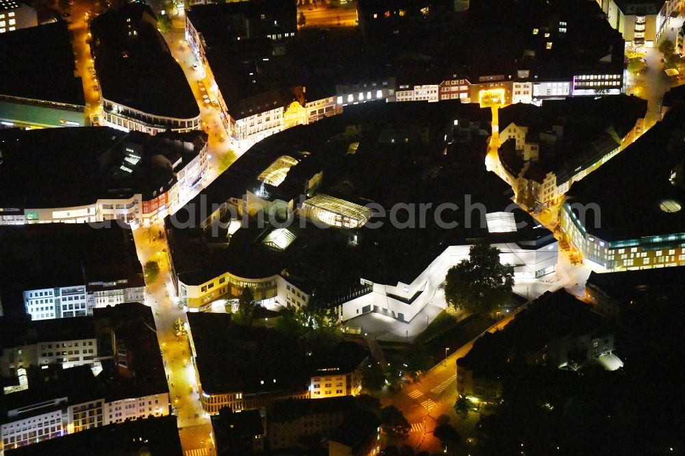 Aerial photograph at night Osnabrück - Night lighting Building of the shopping center L&T Markthalle along the Grossen Strasse in the district Innenstadt in Osnabrueck in the state Lower Saxony, Germany