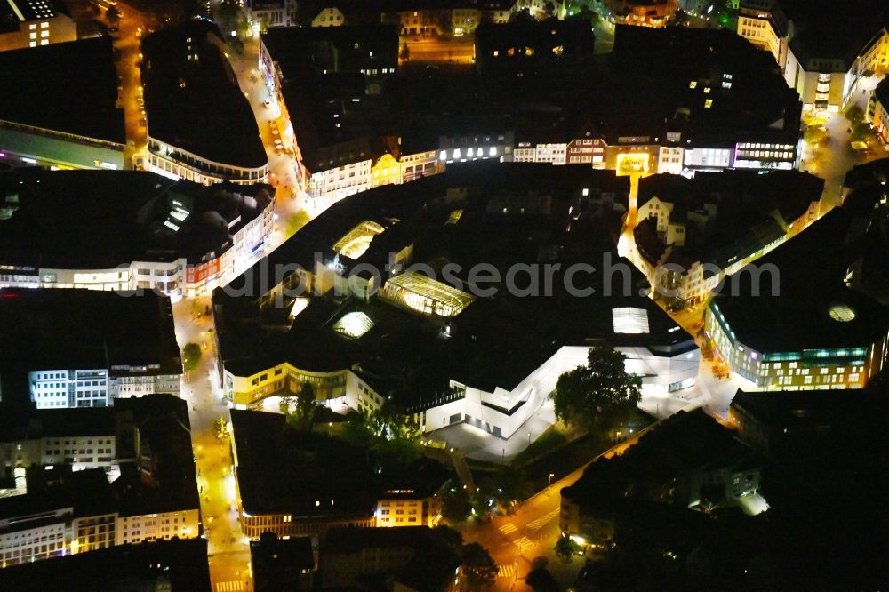 Aerial image at night Osnabrück - Night lighting Building of the shopping center L&T Markthalle along the Grossen Strasse in the district Innenstadt in Osnabrueck in the state Lower Saxony, Germany