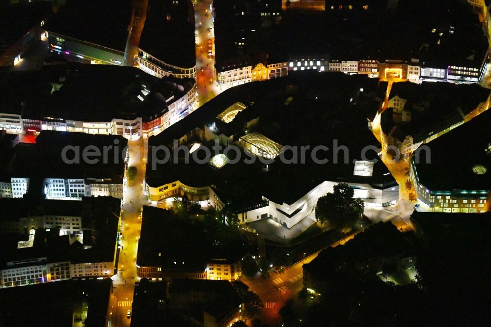 Osnabrück at night from the bird perspective: Night lighting Building of the shopping center L&T Markthalle along the Grossen Strasse in the district Innenstadt in Osnabrueck in the state Lower Saxony, Germany