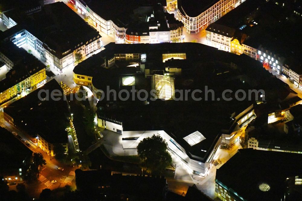 Osnabrück at night from the bird perspective: Night lighting Building of the shopping center L&T Markthalle along the Grossen Strasse in the district Innenstadt in Osnabrueck in the state Lower Saxony, Germany