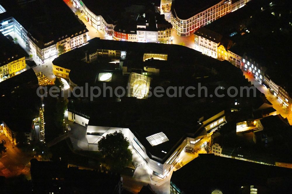 Aerial photograph at night Osnabrück - Night lighting Building of the shopping center L&T Markthalle along the Grossen Strasse in the district Innenstadt in Osnabrueck in the state Lower Saxony, Germany