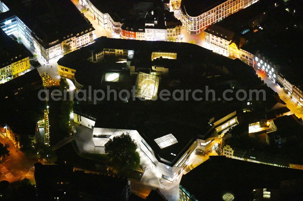 Aerial image at night Osnabrück - Night lighting Building of the shopping center L&T Markthalle along the Grossen Strasse in the district Innenstadt in Osnabrueck in the state Lower Saxony, Germany