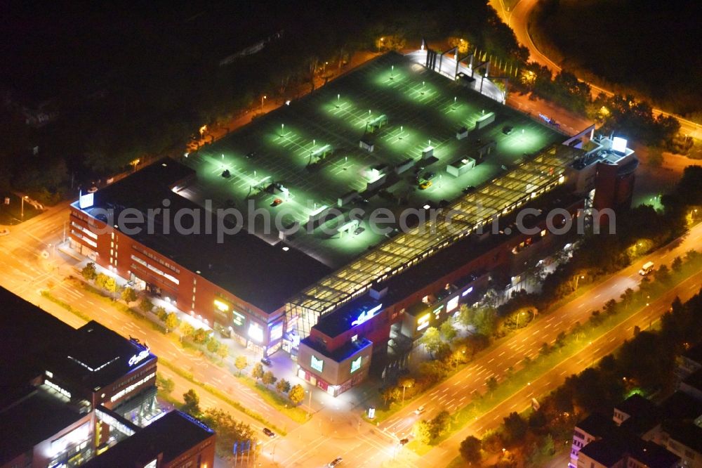 Aerial photograph at night Rostock - Night lighting Building of the shopping center Marktkauf-Center Warnow Park on Rigaer Strasse in the district Luetten Klein in Rostock in the state Mecklenburg - Western Pomerania, Germany