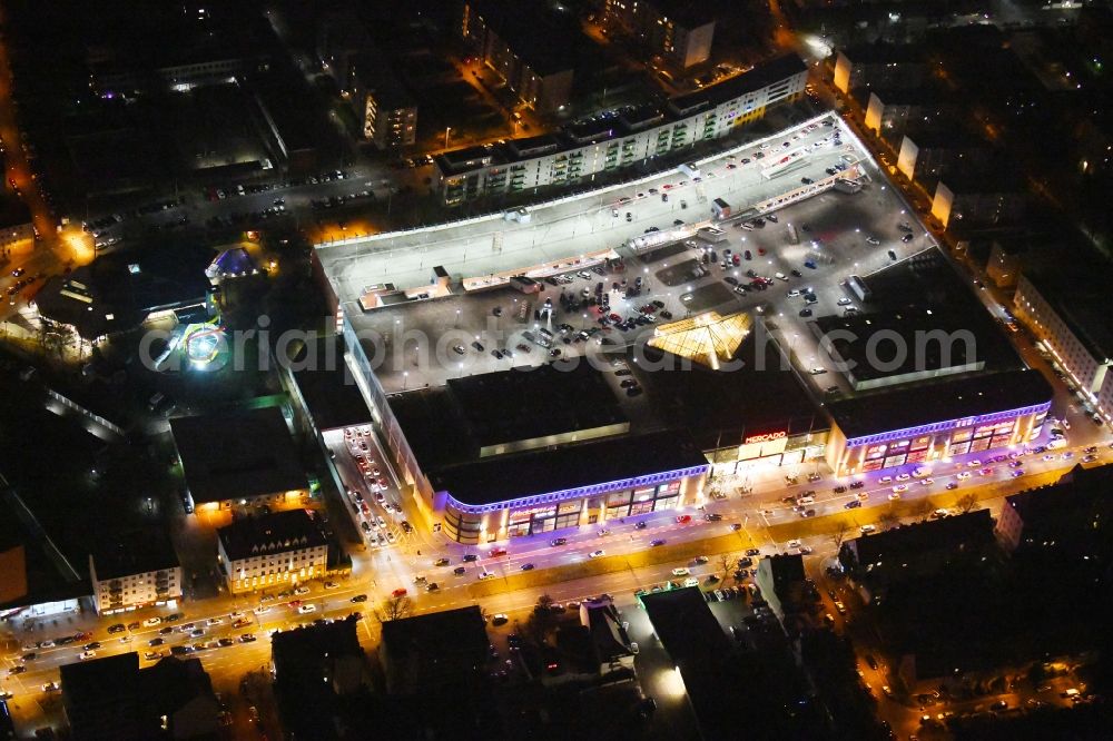 Nürnberg at night from the bird perspective: Night lighting Building of the shopping center Mercado on Aeussere Bayreuther Strasse in the district Schoppershof in Nuremberg in the state Bavaria, Germany