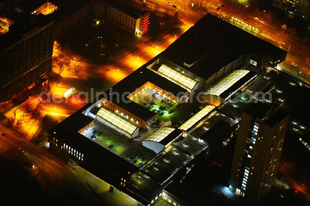 Aerial image at night Halle (Saale) - Night lighting Building of the shopping center Neustaedter Passage - Neustadt Centrum Halle in the district Neustadt in Halle (Saale) in the state Saxony-Anhalt, Germany