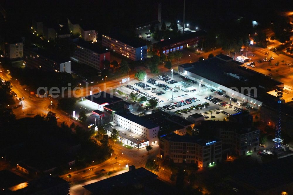 Teltow at night from the bird perspective: Night lighting building of the shopping center on Oderstrasse in Teltow in the state Brandenburg, Germany