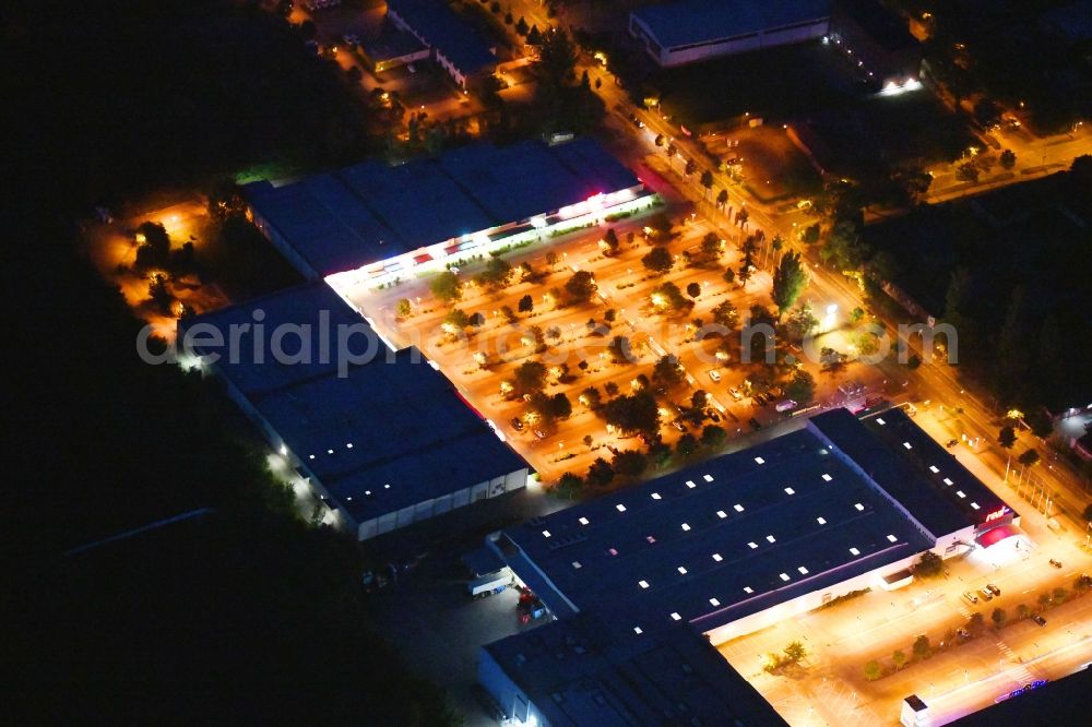 Aerial photograph at night Teltow - Night lighting building of the shopping center on Oderstrasse in Teltow in the state Brandenburg, Germany