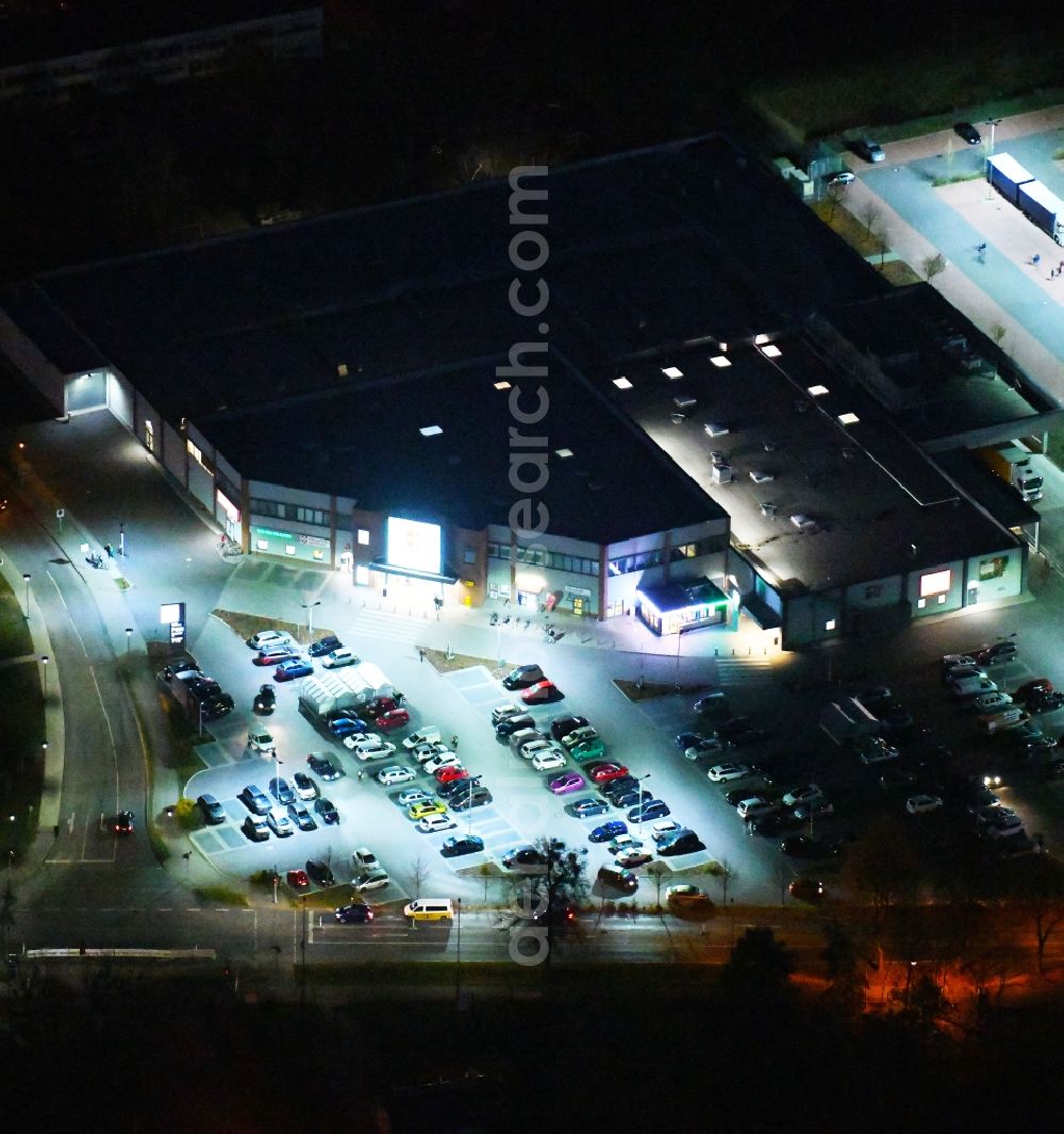 Aerial image at night Strausberg - Night lighting Building of the shopping center with Parkplatz on Kreuzung Hohensteiner Chaussee - Otto-Grotewohl-Ring in Strausberg in the state Brandenburg, Germany