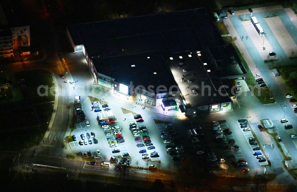 Strausberg at night from above - Night lighting Building of the shopping center with Parkplatz on Kreuzung Hohensteiner Chaussee - Otto-Grotewohl-Ring in Strausberg in the state Brandenburg, Germany