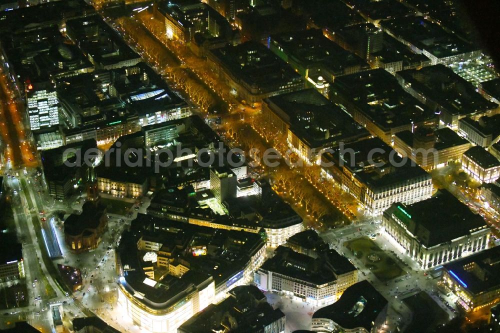 Aerial photograph at night Düsseldorf - Night lighting building of the shopping center Peek & Cloppenburg on Schadowstrasse in the district Stadtmitte in Duesseldorf in the state North Rhine-Westphalia, Germany