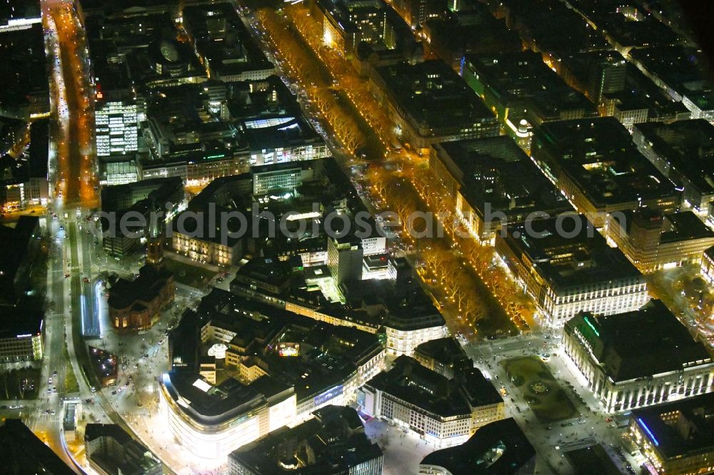 Aerial image at night Düsseldorf - Night lighting building of the shopping center Peek & Cloppenburg on Schadowstrasse in the district Stadtmitte in Duesseldorf in the state North Rhine-Westphalia, Germany