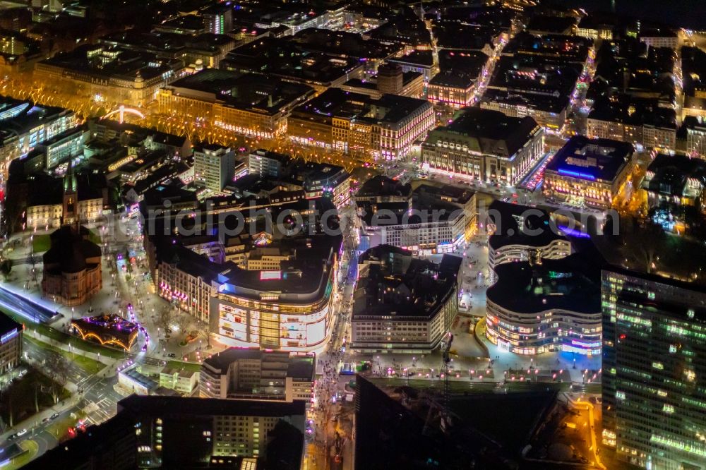 Aerial image at night Düsseldorf - Night lighting building of the shopping center Peek & Cloppenburg on Schadowstrasse in the district Stadtmitte in Duesseldorf in the state North Rhine-Westphalia, Germany