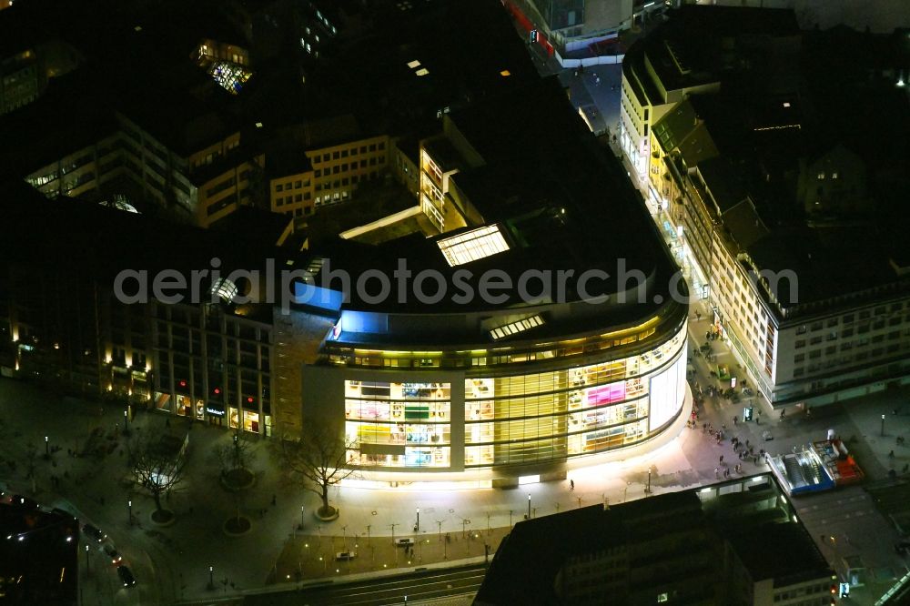 Aerial photograph at night Düsseldorf - Night lighting building of the shopping center Peek & Cloppenburg on Schadowstrasse in the district Stadtmitte in Duesseldorf in the state North Rhine-Westphalia, Germany