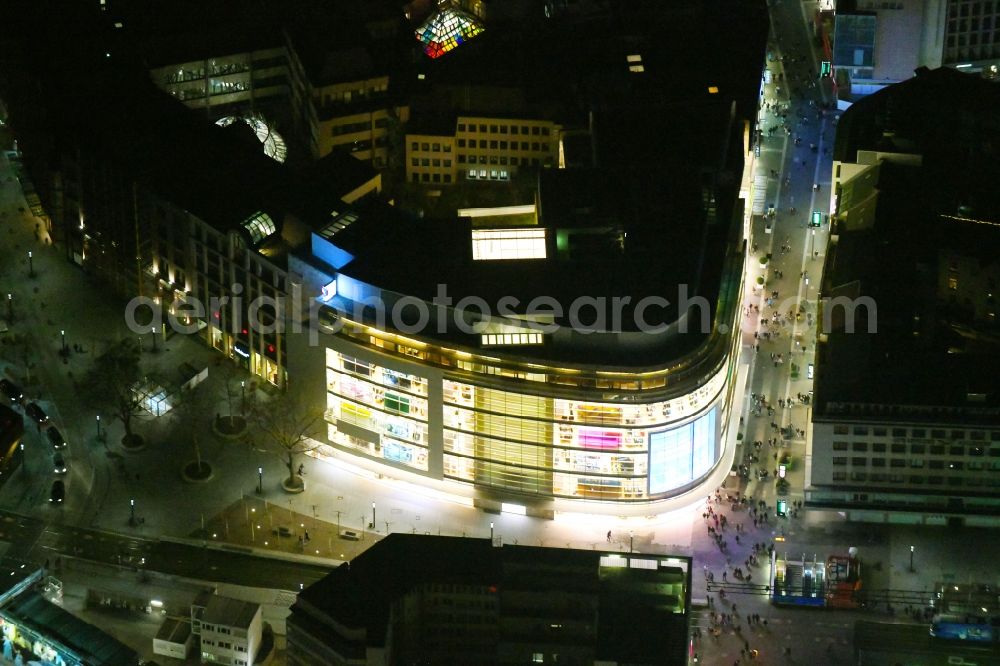 Aerial image at night Düsseldorf - Night lighting building of the shopping center Peek & Cloppenburg on Schadowstrasse in the district Stadtmitte in Duesseldorf in the state North Rhine-Westphalia, Germany