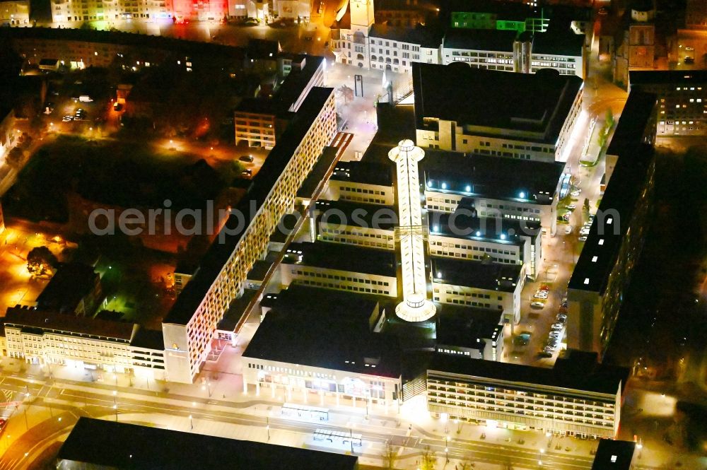 Aerial photograph at night Dessau - Night lighting building of the shopping center Rathaus-Center Dessau on Kavalierstrasse in Dessau-Rosslau in the state Saxony-Anhalt, Germany