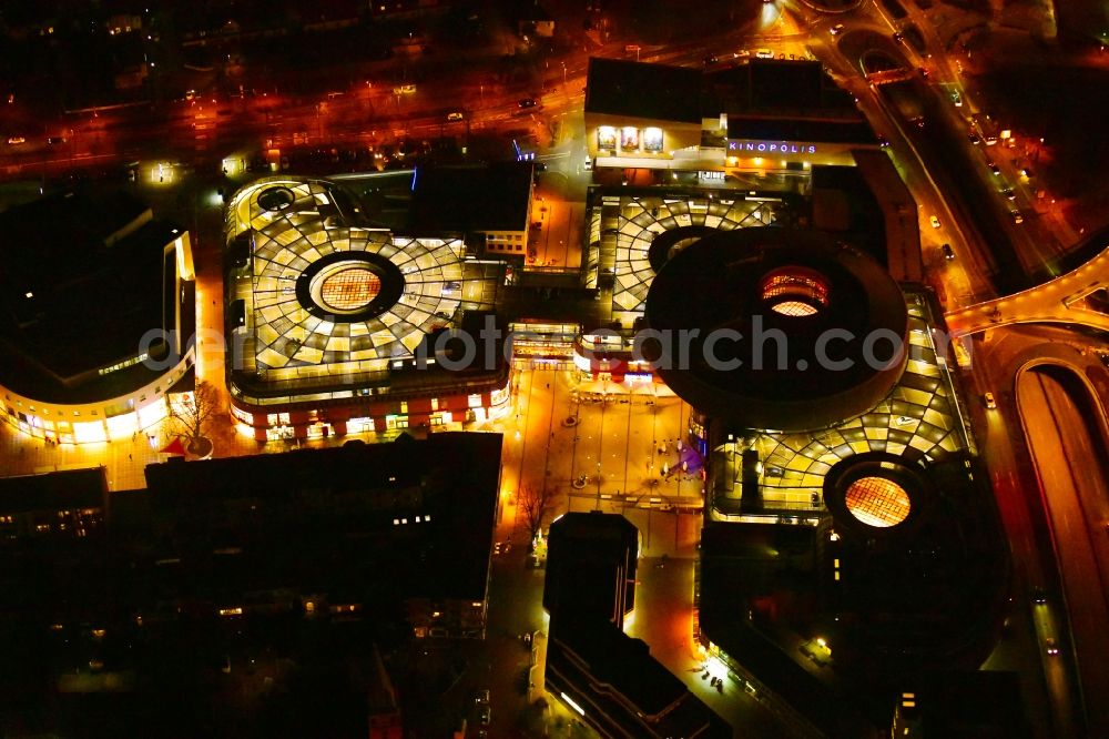 Leverkusen at night from the bird perspective: Night lighting building of the shopping center Rathaus-Galerie Leverkusen in the district Wiesdorf in Leverkusen in the state North Rhine-Westphalia, Germany