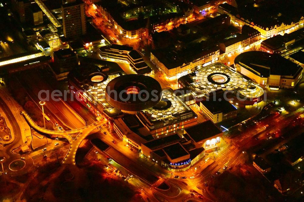 Leverkusen at night from the bird perspective: Night lighting building of the shopping center Rathaus-Galerie Leverkusen in the district Wiesdorf in Leverkusen in the state North Rhine-Westphalia, Germany