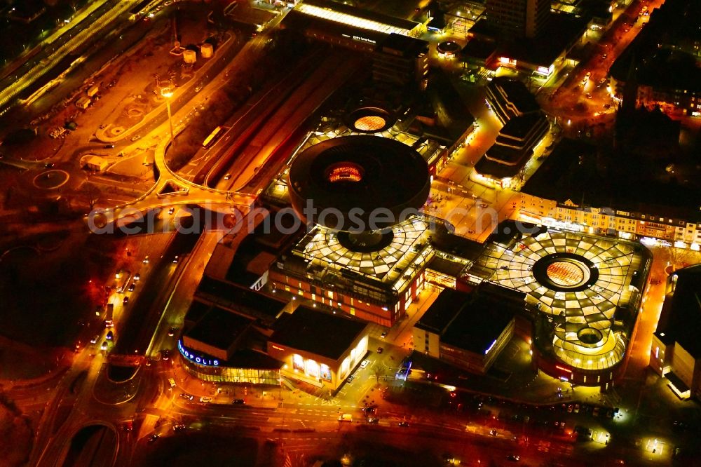 Aerial image at night Leverkusen - Night lighting building of the shopping center Rathaus-Galerie Leverkusen in the district Wiesdorf in Leverkusen in the state North Rhine-Westphalia, Germany