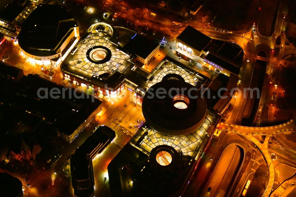 Aerial photograph at night Leverkusen - Night lighting building of the shopping center Rathaus-Galerie Leverkusen in the district Wiesdorf in Leverkusen in the state North Rhine-Westphalia, Germany