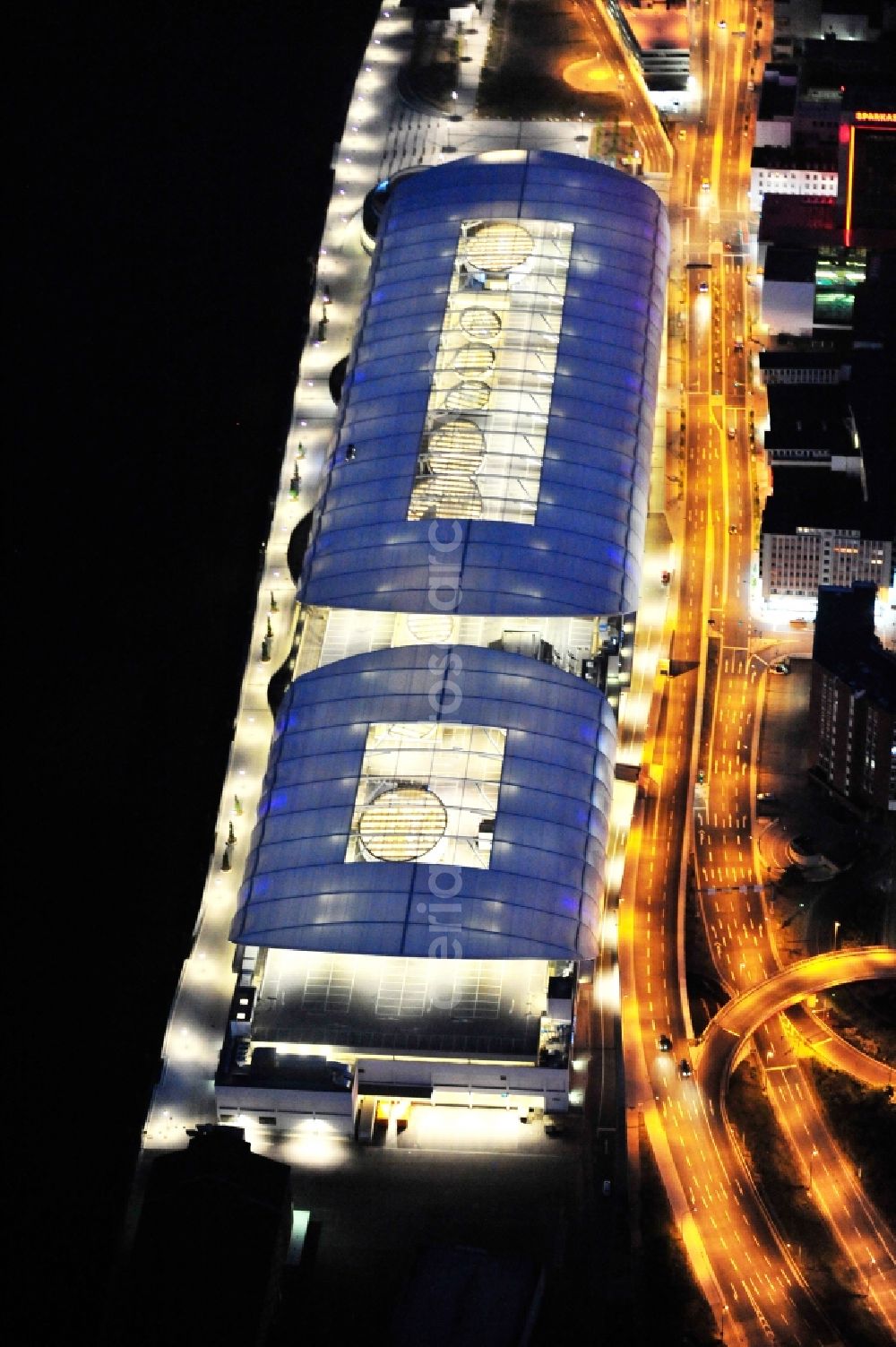 Aerial photograph at night Ludwigshafen am Rhein - Night lighting building of the shopping center Rhein-Galerie in Ludwigshafen am Rhein in the state Rhineland-Palatinate, Germany