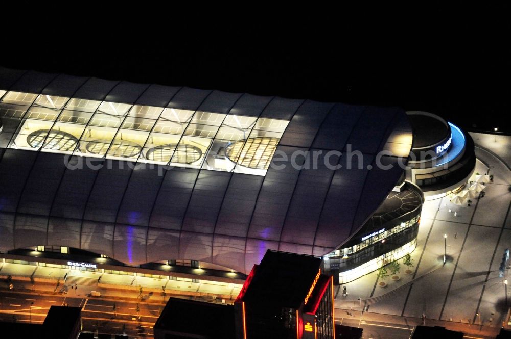 Aerial photograph at night Ludwigshafen am Rhein - Night lighting building of the shopping center Rhein-Galerie in Ludwigshafen am Rhein in the state Rhineland-Palatinate, Germany