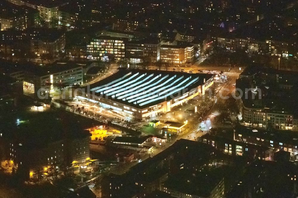 Aerial image at night Hamburg - Night lighting building of the shopping center of Rinofmarkthalle St. Pauli Neuer Kamp in the district Sankt Pauli in Hamburg, Germany