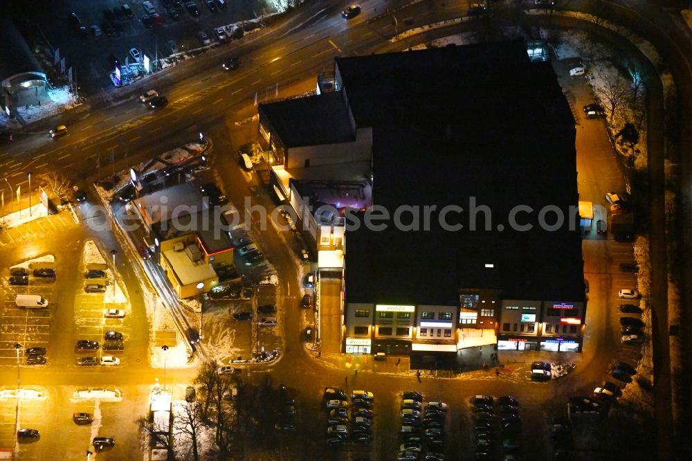 Aerial image at night Lübeck - Night lighting building of the shopping center of Rusta Retail GmbH bei der Lohmuehle in the district Holstentor Nord in Luebeck in the state Schleswig-Holstein, Germany