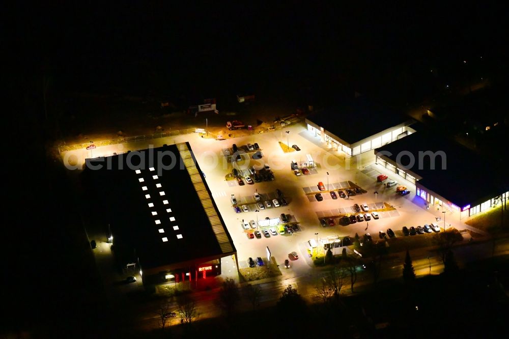 Aerial image at night Hohen Neuendorf - Night lighting building of the shopping center on Schoenfliesser Strasse in Hohen Neuendorf in the state Brandenburg, Germany