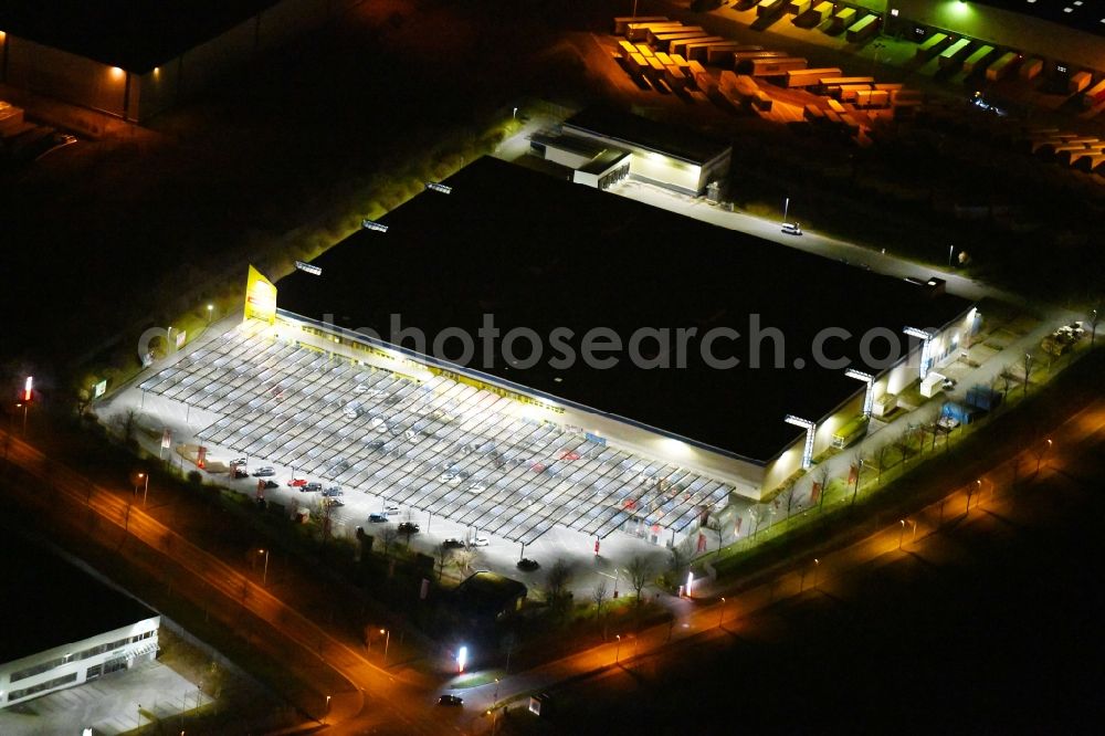 Erfurt at night from above - Night lighting Building of the shopping center Selgros Grosshondel Erfurt An of Flurscheide in the district Linderbach in Erfurt in the state Thuringia, Germany