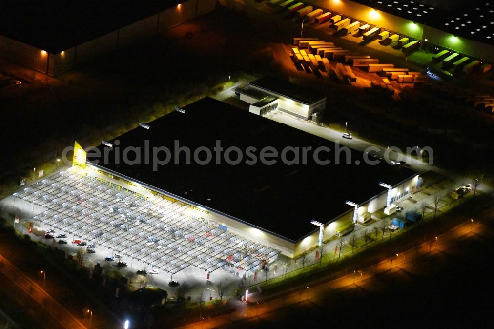 Erfurt at night from the bird perspective: Night lighting Building of the shopping center Selgros Grosshondel Erfurt An of Flurscheide in the district Linderbach in Erfurt in the state Thuringia, Germany