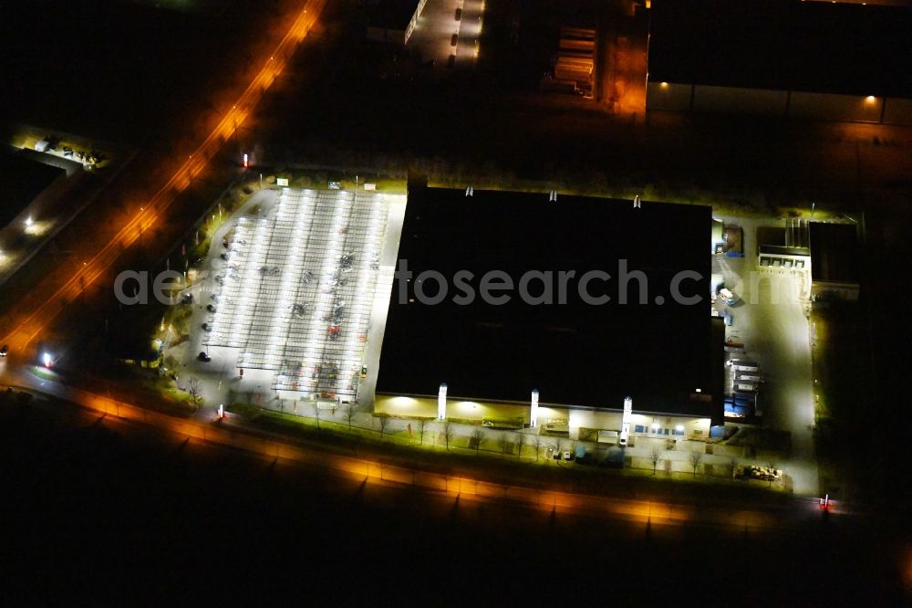 Aerial photograph at night Erfurt - Night lighting Building of the shopping center Selgros Grosshondel Erfurt An of Flurscheide in the district Linderbach in Erfurt in the state Thuringia, Germany