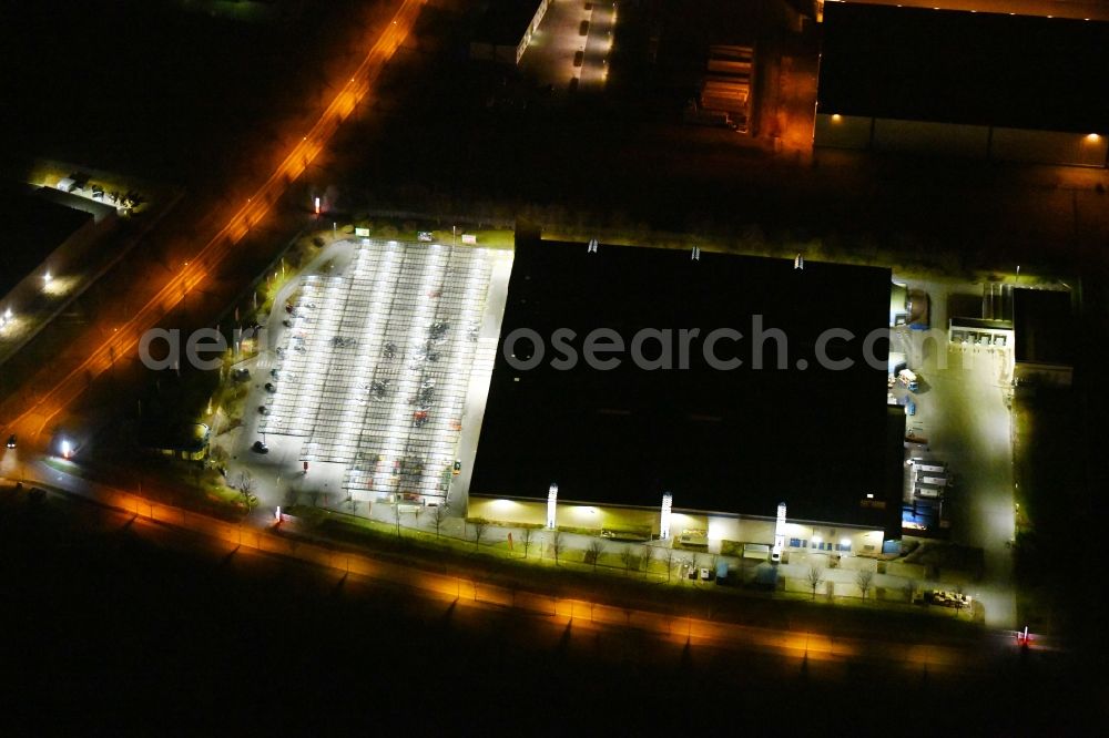 Aerial image at night Erfurt - Night lighting Building of the shopping center Selgros Grosshondel Erfurt An of Flurscheide in the district Linderbach in Erfurt in the state Thuringia, Germany