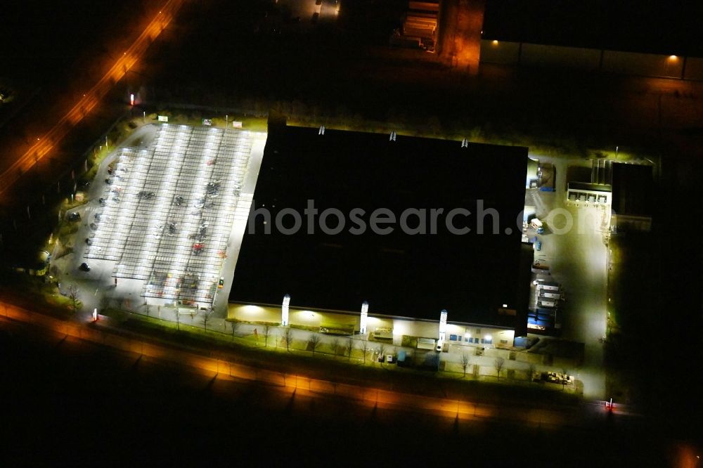 Erfurt at night from above - Night lighting Building of the shopping center Selgros Grosshondel Erfurt An of Flurscheide in the district Linderbach in Erfurt in the state Thuringia, Germany