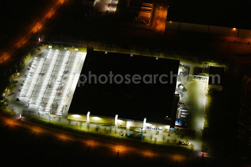 Erfurt at night from the bird perspective: Night lighting Building of the shopping center Selgros Grosshondel Erfurt An of Flurscheide in the district Linderbach in Erfurt in the state Thuringia, Germany