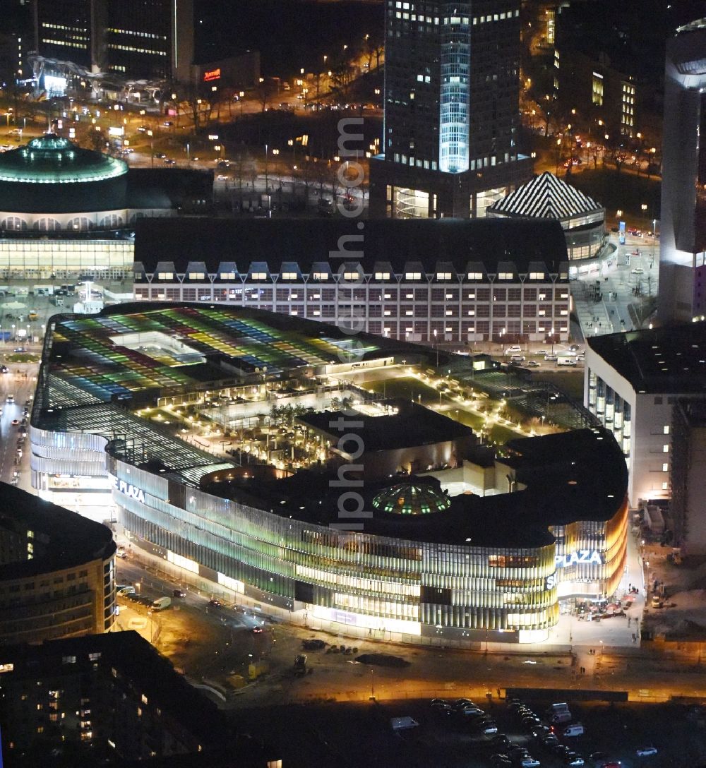 Frankfurt am Main at night from the bird perspective: Night lighting building of the shopping center Skyline Plaza on Europa - Allee in the district Gallus in Frankfurt in the state Hesse, Germany