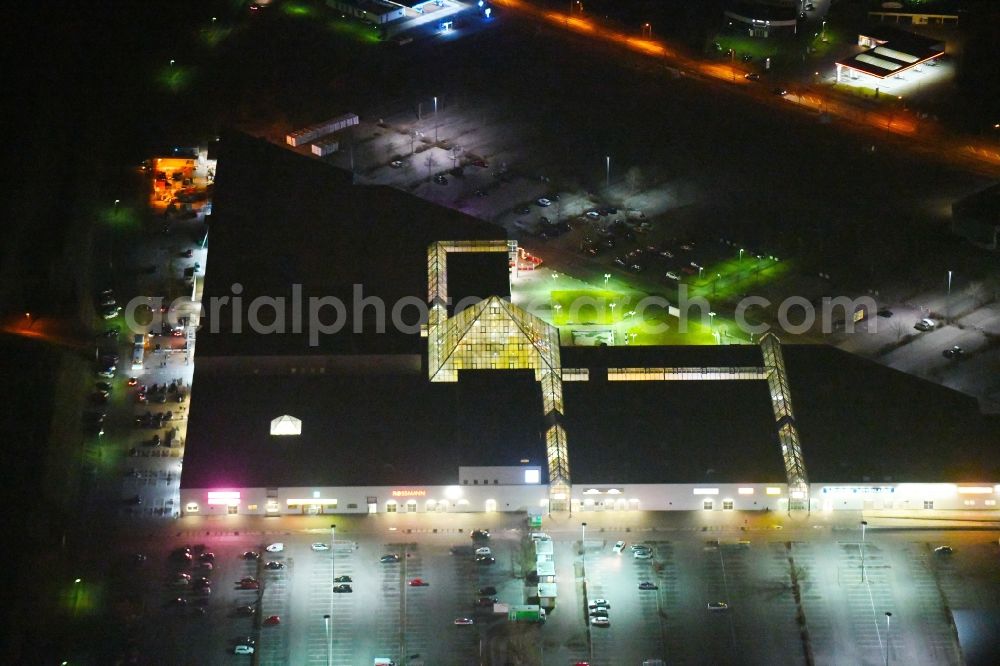 Aerial photograph at night Frankfurt (Oder) - Night lighting Building of the shopping center Spitzkrug Multi Center on Spitzkrugring in the district Kliestow in Frankfurt (Oder) in the state Brandenburg, Germany