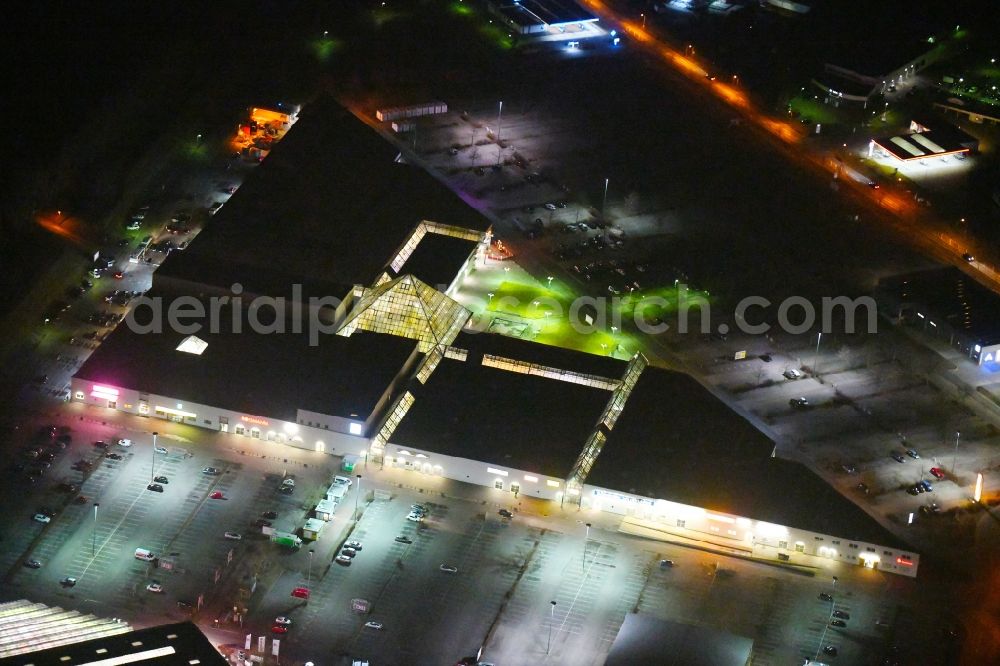 Aerial image at night Frankfurt (Oder) - Night lighting Building of the shopping center Spitzkrug Multi Center on Spitzkrugring in the district Kliestow in Frankfurt (Oder) in the state Brandenburg, Germany