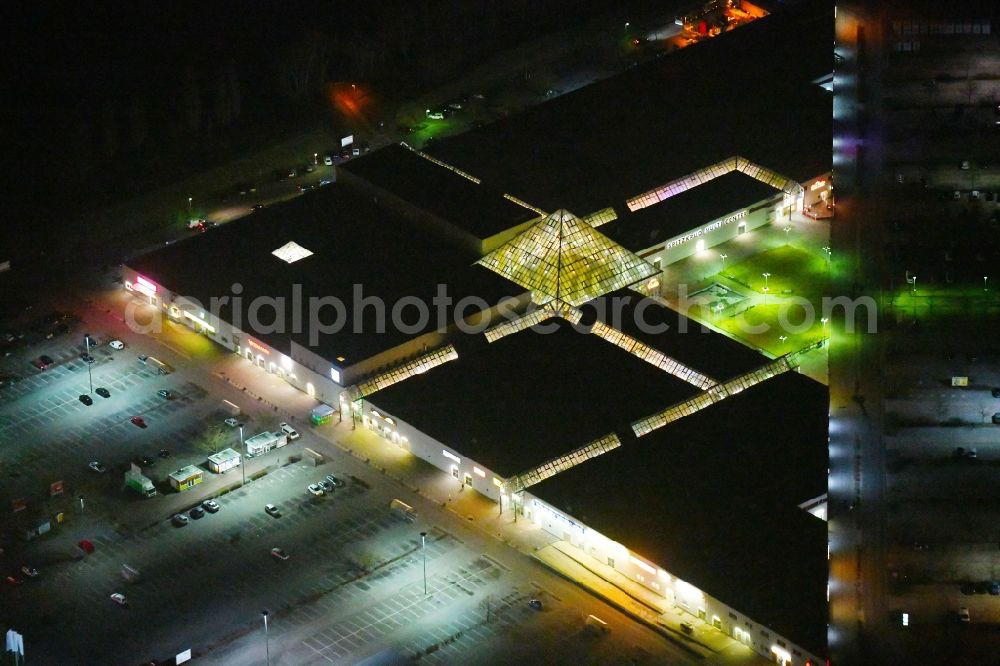 Frankfurt (Oder) at night from above - Night lighting Building of the shopping center Spitzkrug Multi Center on Spitzkrugring in the district Kliestow in Frankfurt (Oder) in the state Brandenburg, Germany