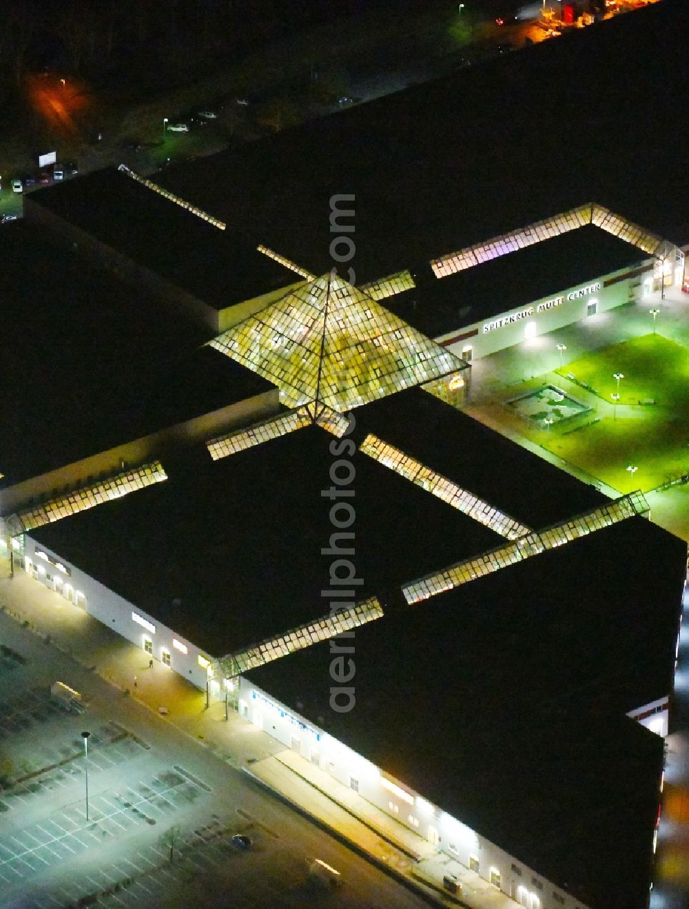 Frankfurt (Oder) at night from the bird perspective: Night lighting Building of the shopping center Spitzkrug Multi Center on Spitzkrugring in the district Kliestow in Frankfurt (Oder) in the state Brandenburg, Germany