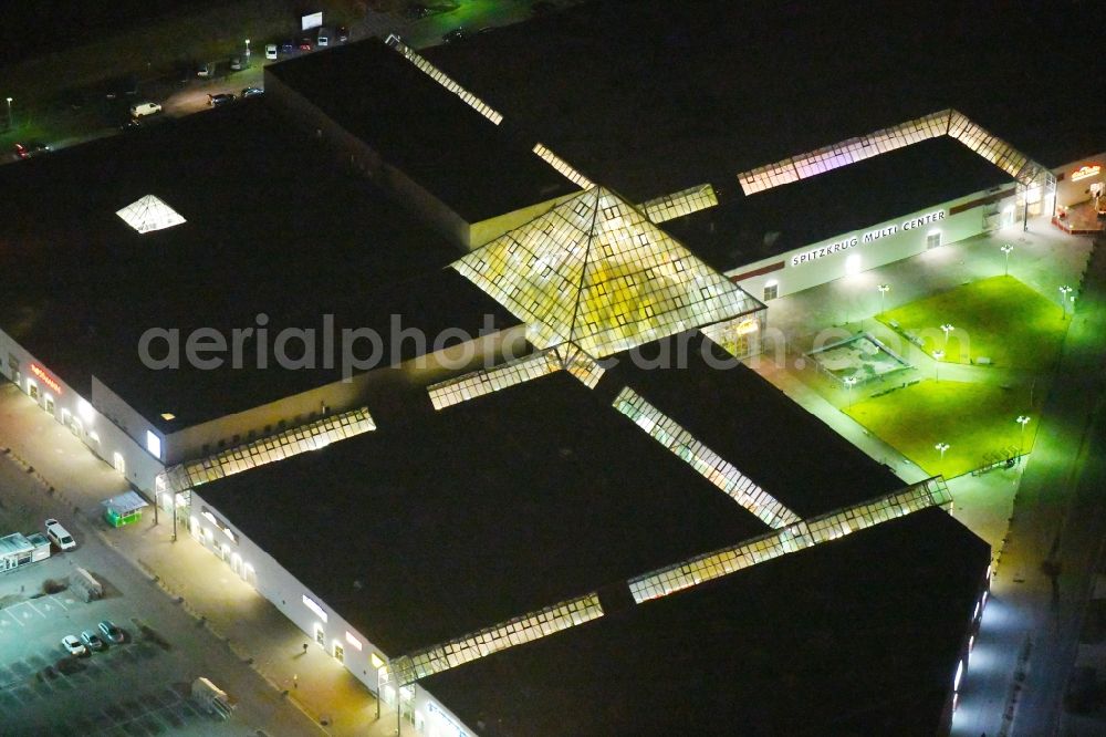 Aerial photograph at night Frankfurt (Oder) - Night lighting Building of the shopping center Spitzkrug Multi Center on Spitzkrugring in the district Kliestow in Frankfurt (Oder) in the state Brandenburg, Germany