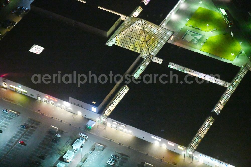 Aerial photograph at night Frankfurt (Oder) - Night lighting Building of the shopping center Spitzkrug Multi Center on Spitzkrugring in the district Kliestow in Frankfurt (Oder) in the state Brandenburg, Germany