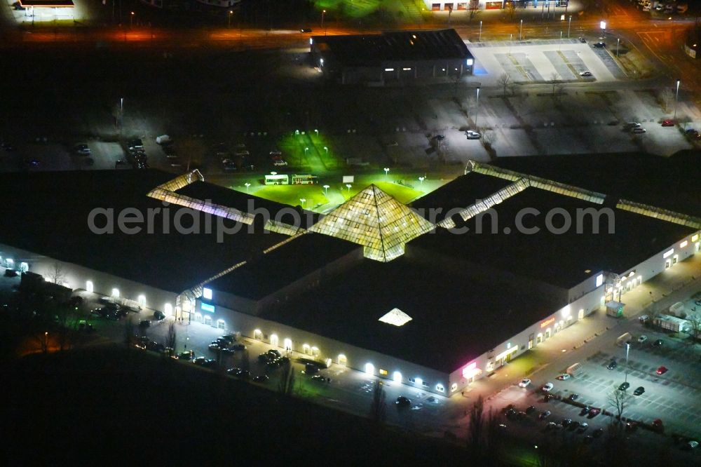 Aerial photograph at night Frankfurt (Oder) - Night lighting Building of the shopping center Spitzkrug Multi Center on Spitzkrugring in the district Kliestow in Frankfurt (Oder) in the state Brandenburg, Germany