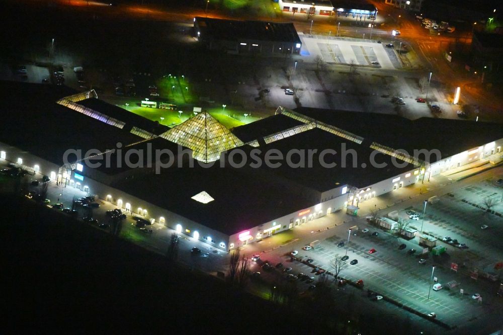 Aerial image at night Frankfurt (Oder) - Night lighting Building of the shopping center Spitzkrug Multi Center on Spitzkrugring in the district Kliestow in Frankfurt (Oder) in the state Brandenburg, Germany