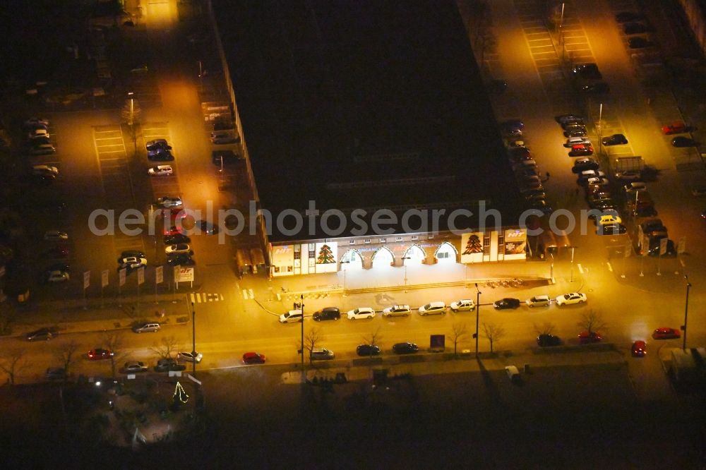 Leipzig at night from the bird perspective: Night lighting Building of the shopping center Str. of 18. Oktober corner Szendreistrasse in the district Zentrum-Suedost in Leipzig in the state Saxony, Germany